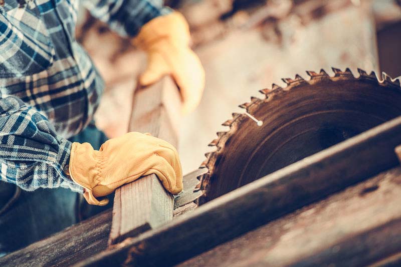 Foto: Fotolia | Carpenter Wood Cut Jobll © Tomasz Zajda Der richtige Umgang mit dem Trennschleifer oder der Kreissäge